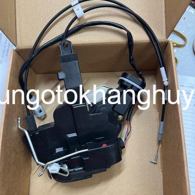 Cơ cấu khóa cửa ngậm cánh cửa Toyota Landcruiser đời 2000-2002 trước phụ :69030-60181