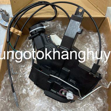 Cơ cấu khóa cửa ngậm cánh cửa Toyota Landcruiser đời 2000-2002 trước lái:69040-60071